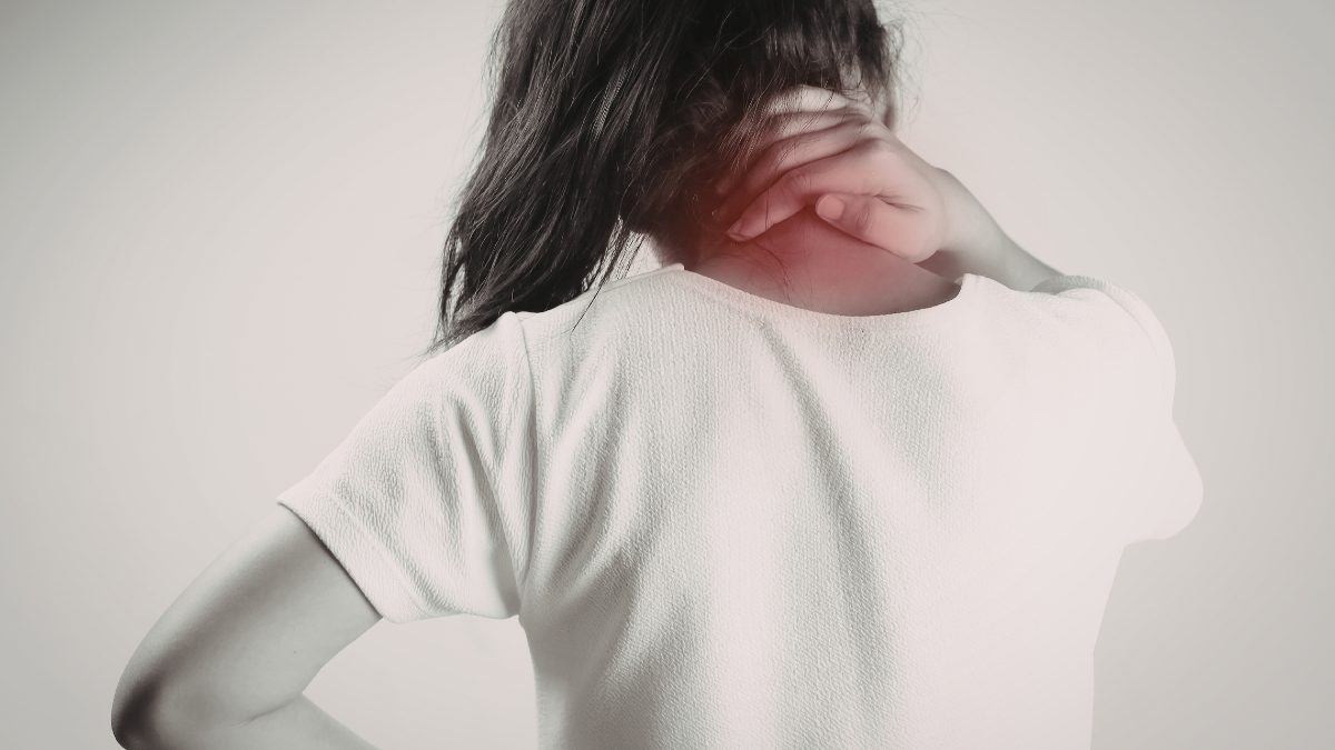 首の痛みは接骨院で改善できる?整形外科との違いを解説