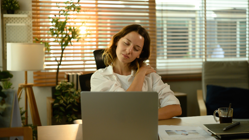 デスクワークの肩こりは接骨院で改善する？