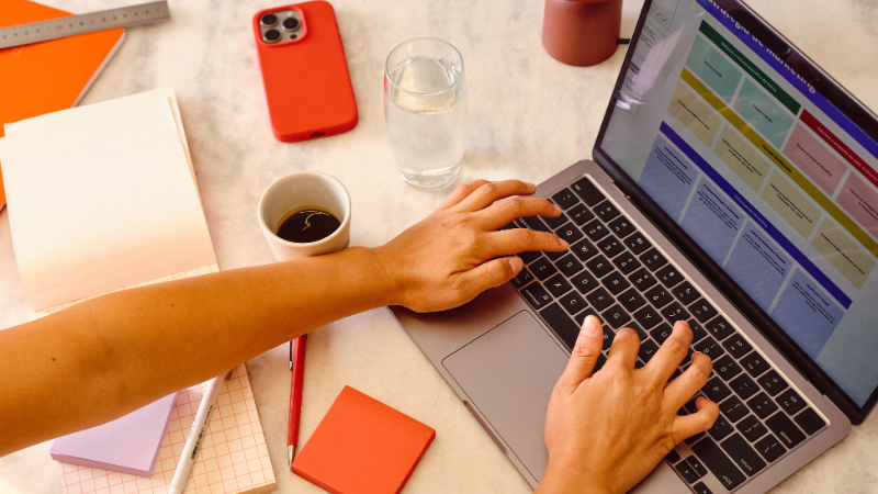 デスクワークの肩こりは接骨院で改善する？